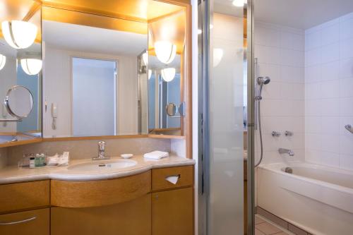 浦安东京湾喜来登大酒店 的浴室配有盥洗盆、镜子和浴缸
