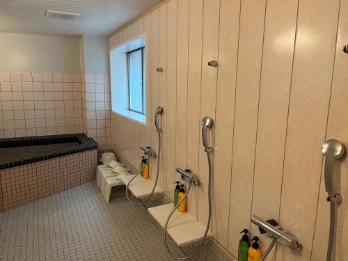 仙台Hotel Mayflower Sendai的一间带3个卫生间和窗户的浴室