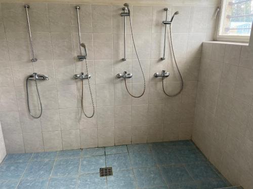 Sezimovo ÚstíSoukeník FCT的浴室设有2个淋浴和瓷砖淋浴。