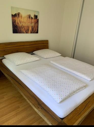 温特图尔2 Zimmer Appartement的配有2张床的带白色床单和枕头的客房