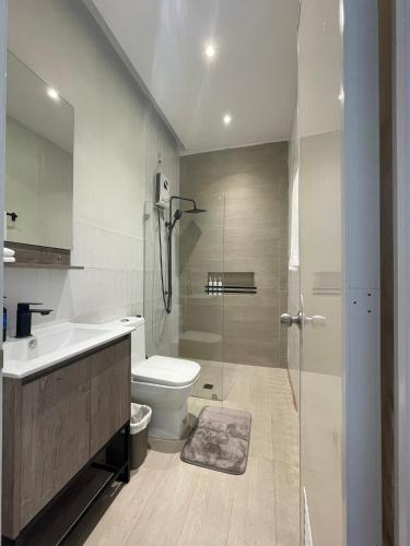 EchagueCasa Maria's Bed & Breakfast的浴室配有卫生间、盥洗盆和淋浴。