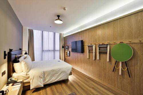 上海上海虹桥国家会展中心Moxy酒店的酒店客房,配有床和电视