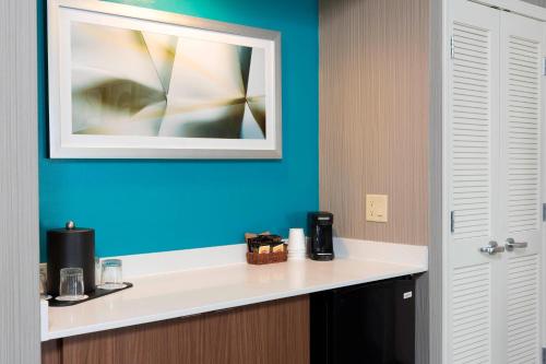 特拉弗斯城特拉弗斯城万怡酒店的浴室设有白色的柜台和蓝色的墙壁