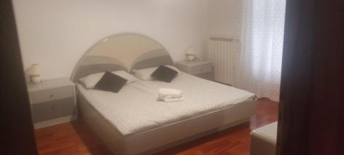 里耶卡Villa Fiumana的一间卧室设有一张带拱形天花板的床