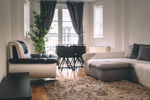 牛津Spacious 2 bedroom apartment in Central Oxford的客厅配有沙发和椅子