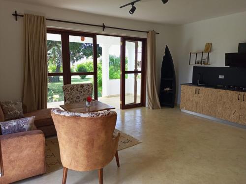 迪亚尼海滩Sonrisa Villas的客厅配有沙发和桌子