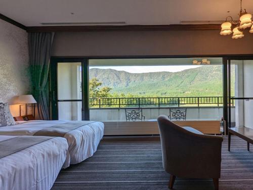 箱根箱根仙石原王子酒店的酒店客房设有一张床和一个大窗户