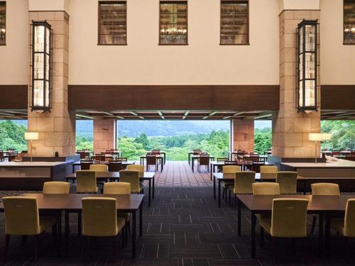 箱根箱根仙石原王子酒店的大楼内带桌椅的用餐室