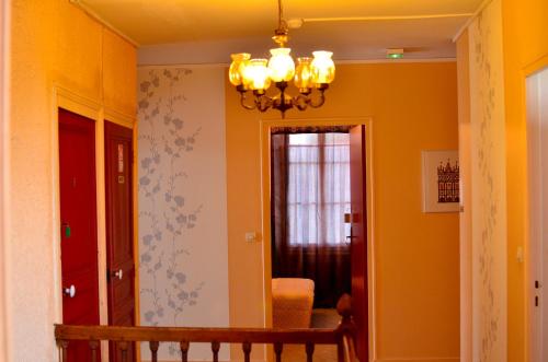 孔布勒白十字宾馆的走廊上设有黄色的墙壁和吊灯