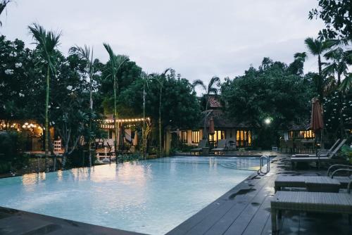 清迈Le Baan Thai Boutique Villa的度假村的一个大型游泳池