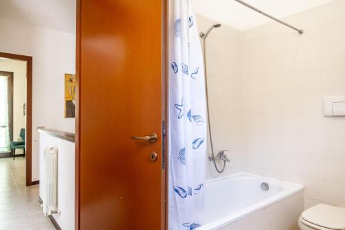 吉廖港Casa Luz的带淋浴、浴缸和卫生间的浴室