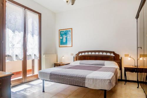 吉廖港Casa Luz的一间卧室设有一张大床和两个窗户。