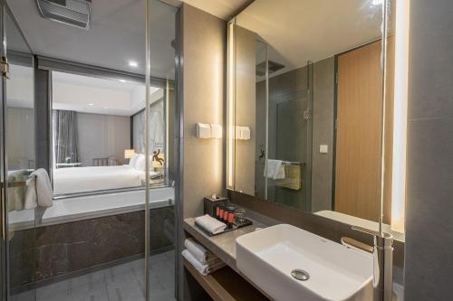上海长河国际公寓新天地的一间带水槽和镜子的浴室