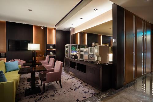 台北天阁酒店台北南西的酒店客房设有带椅子和咖啡机的酒吧