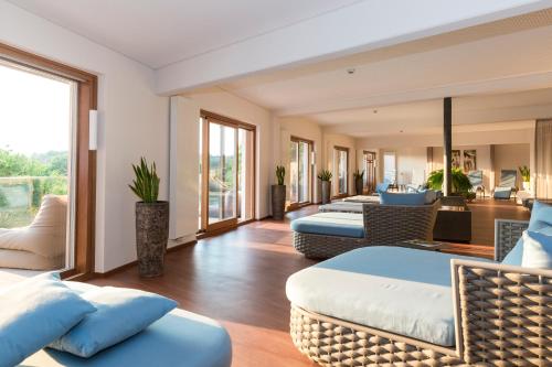 巴德瓦尔特斯多夫德斯特勒霍夫Spa酒店的一间带两张床和一张沙发的客厅