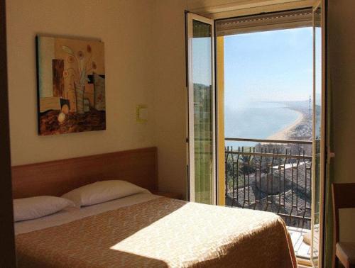 瓦斯托狄塞特酒店的一间卧室配有一张床,享有海景