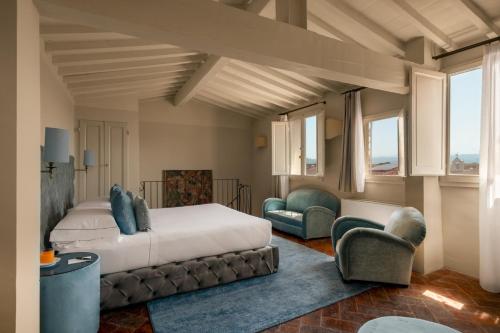 佛罗伦萨洛贾托迪赛维帝酒店的一间卧室配有一张床和两把椅子