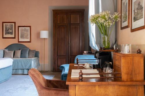 佛罗伦萨洛贾托迪赛维帝酒店的客厅配有沙发和桌子