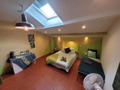 贝达里约Moulin Gaillard的一间卧室配有一张床、一张沙发和一个窗口