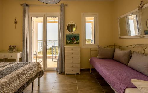 雅莎尼奥Sun And Stone的一间卧室配有一张床、一个梳妆台和一扇窗户。
