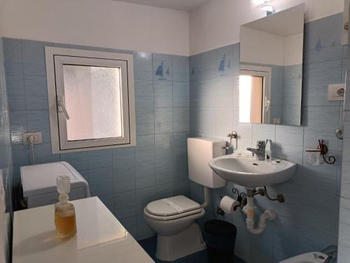 卡莫利Casetta Mami的蓝色的浴室设有卫生间和水槽