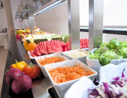 科斯塔卡玛Hotel Taimar的自助餐,包含不同种类的水果和蔬菜