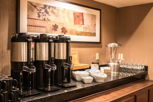 贝尔维尤西雅图贝尔维尤/市中心万怡酒店的一间酒吧,位于酒店客房内,配有咖啡机