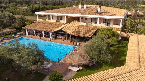 维拉西米乌斯iH Hotels Le Zagare Resort的享有带游泳池的房屋的空中景致