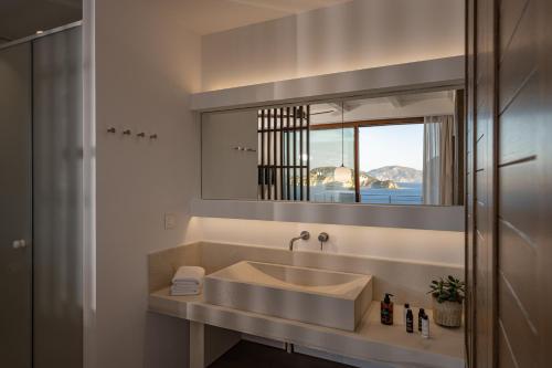 马蒂亚斯Thesan Villas的一间带水槽和镜子的浴室
