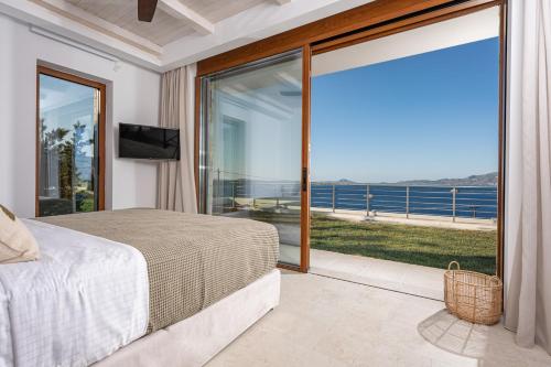 马蒂亚斯Thesan Villas的一间卧室配有一张床,享有海景