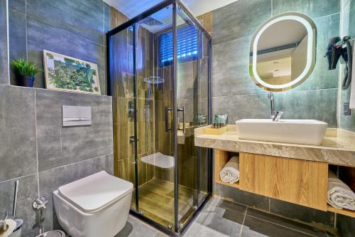 安塔利亚Der Inn Hotel Lara的带淋浴、卫生间和盥洗盆的浴室