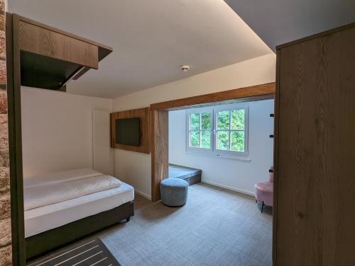 梅特斯多夫卡洛斯穆赫兰葡萄酒庄酒店的一间卧室设有一张床和一个窗口