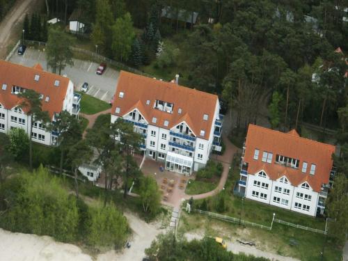 卢布明Blaumuschel Haus A Wohnung 10 Seeblick - DH的享有带橙色屋顶的大房子的空中景致