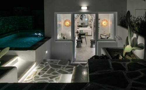 布拉卡Annio studios的一间带游泳池和镜子的浴室
