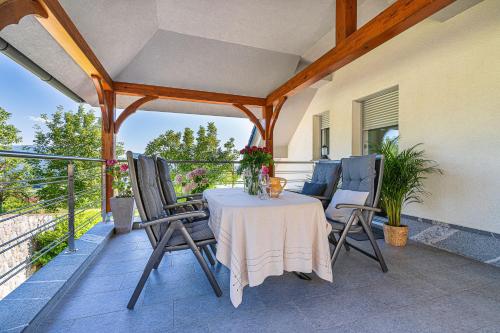 斯玛杰克托莱塞Vineyard Cottage Deer's Hill - Happy Rentals的阳台的天井配有桌椅
