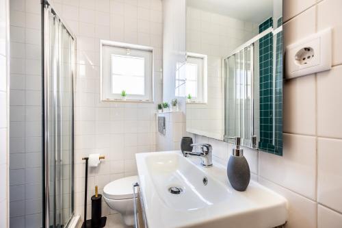维拉多比斯坡Casa Memória的白色的浴室设有水槽和卫生间。