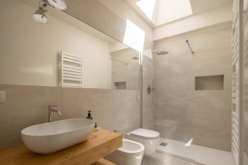 威尼斯Santa Croce Design Apartment R&R的带浴缸、卫生间和盥洗盆的浴室
