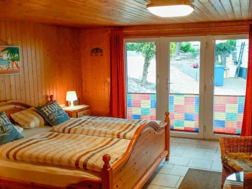 奥斯特巴德·哥伦Ferienwohnungen in Göhren的一间卧室设有一张床和一个大窗户
