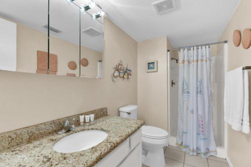 南帕诸岛Beachfront convenience w/o the beachfront price!的一间带水槽和卫生间的浴室