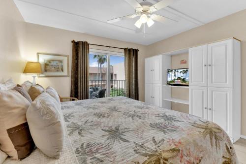 南帕诸岛Beachfront convenience w/o the beachfront price!的一间卧室配有一张床和吊扇