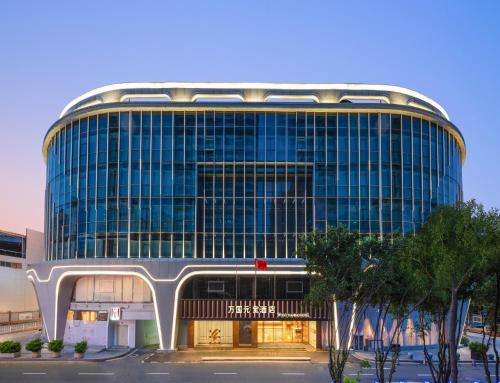 广州广州万国元宝酒店-珠江新城店的一座拥有许多窗户的大型建筑