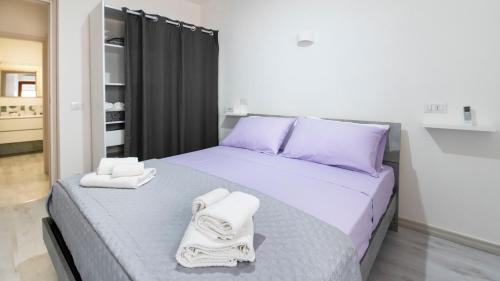 伊格莱西亚斯Casa di Elena的一间卧室配有带毛巾的床