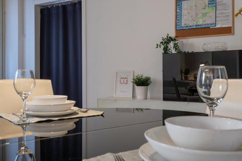 都灵Elegante appartamento al Quadrilatero by Wonderful Italy的一张桌子上放有盘子和酒杯