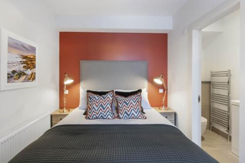 DouneThe Woodside Apartments的一间卧室配有一张大床和两个枕头