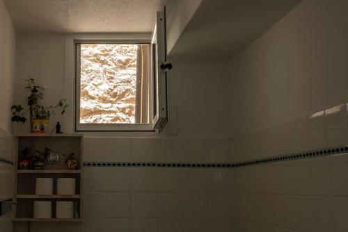 比雷埃夫斯Casanova94 Guesthouse的窗户,浴室设有浴缸和淋浴