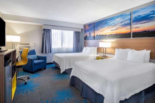 苏福尔斯苏瀑戴斯酒店的酒店客房设有两张床和电视。