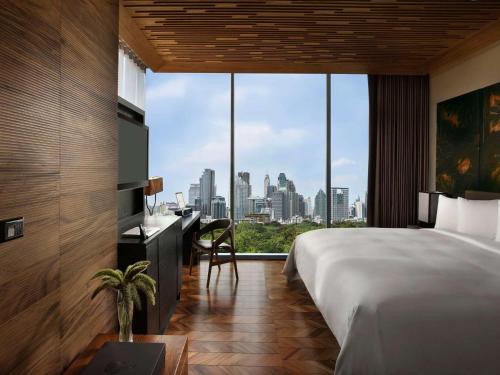 曼谷曼谷 SO/ 酒店的酒店客房 - 带一张床,享有城市美景