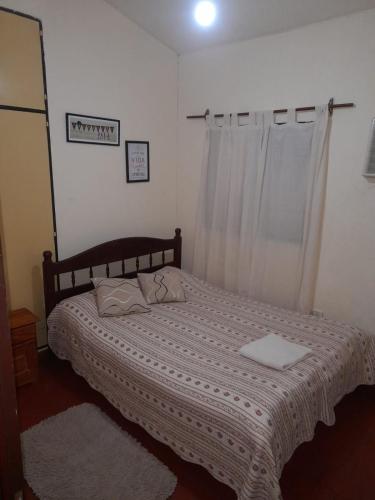 福尔摩沙Apart incone的一间卧室配有一张带白色毯子的床和窗户。