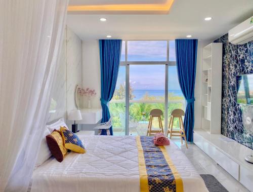 Ấp Ngọc HảiCăn Hộ Ocean Vista 1PN的一间卧室设有一张床和一个大窗户