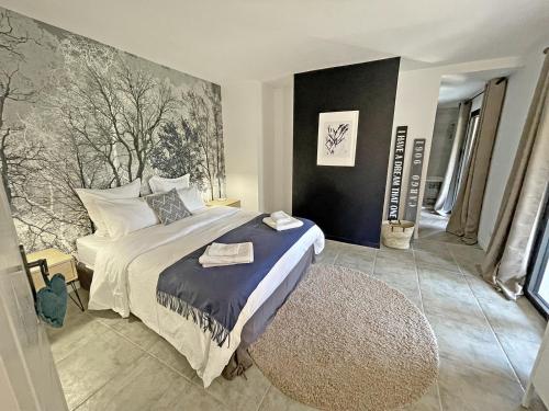萨雷尔讷Mas Benoit的卧室配有一张床,墙上挂着一幅大画